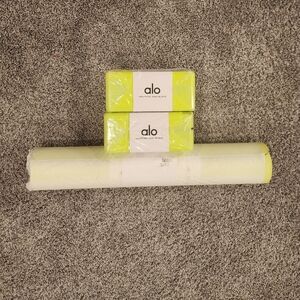Alo Yoga Highliter Yoga Mat and 2 Uplifting Yoga Block